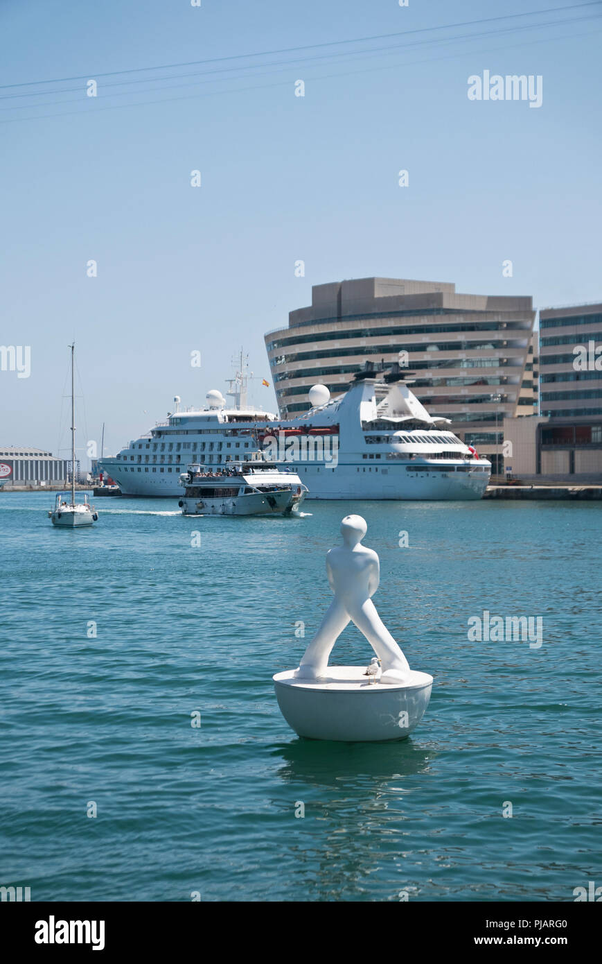 Eine schwebende Skulptur von Robert Llimus im Hafen von Barcelona, Spanien Stockfoto