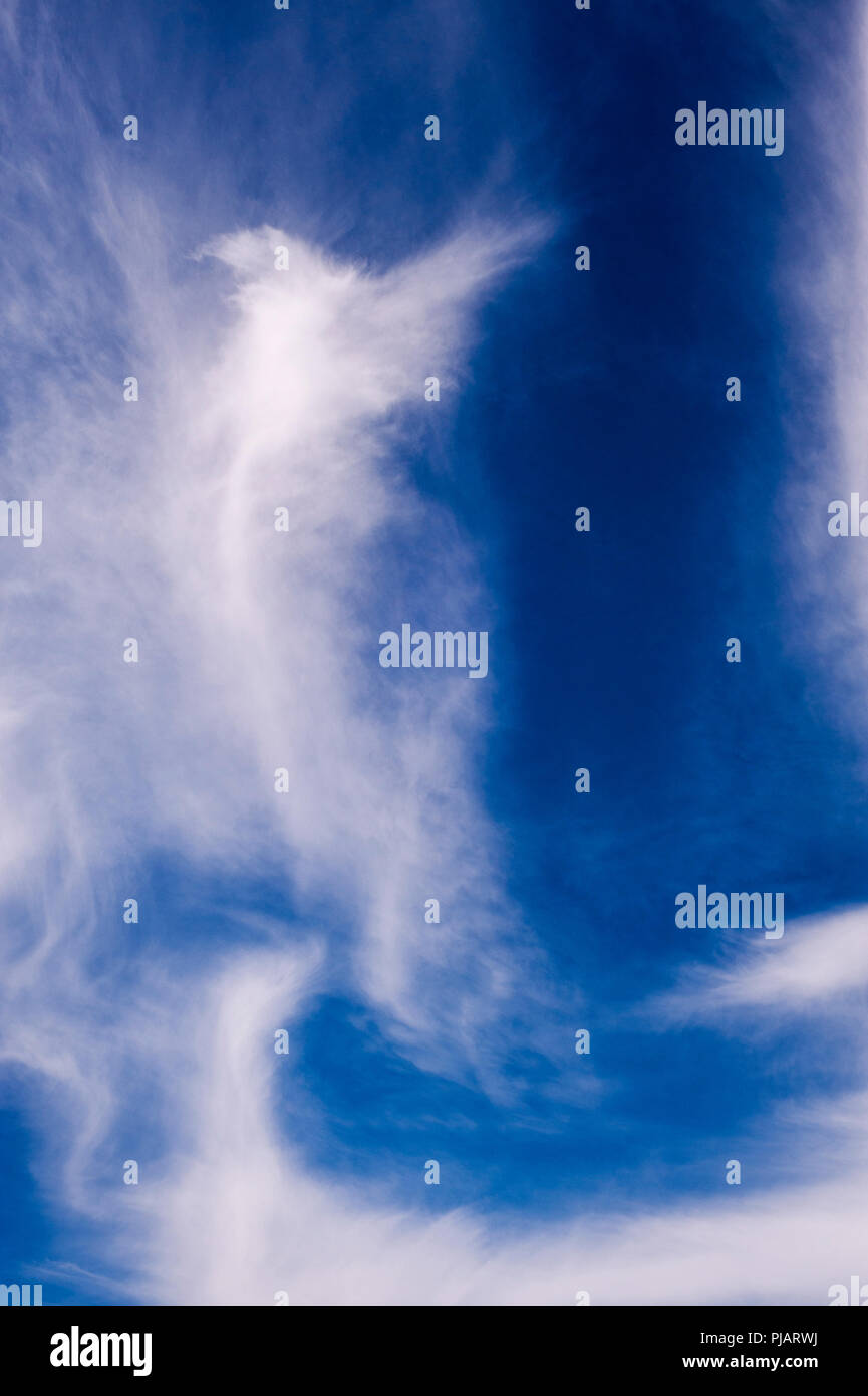 Cirrus uncinus Wolken im blauen Himmel. Stockfoto