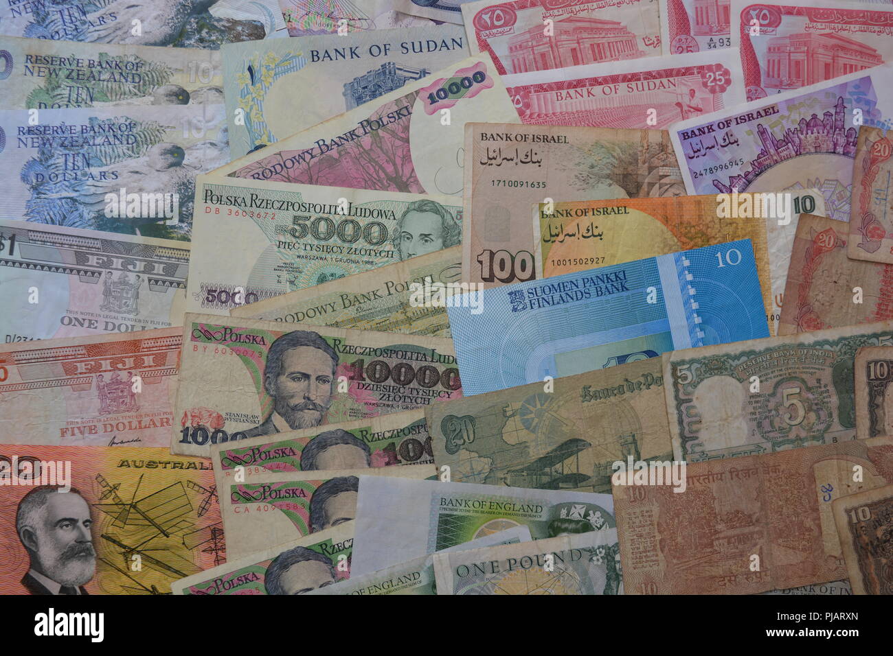 Sammlung von Währungen der Welt, alte Banknoten aus verschiedenen Ländern, darunter Polen, Finnland, England, Indien, Australien, Sudan, Fidschi, etc. Stockfoto