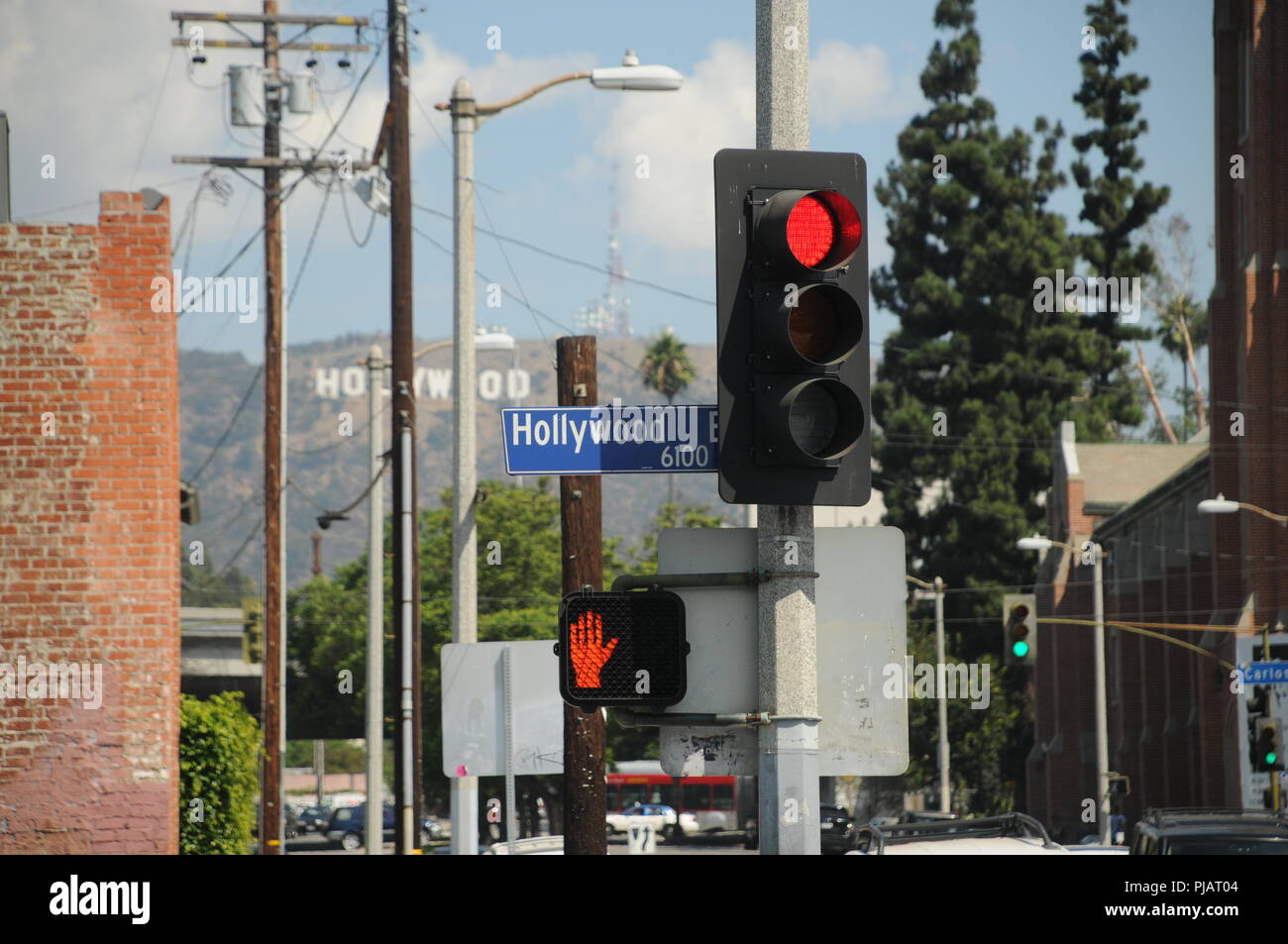 Hollywood Blvd. street sign gegen berühmte Hollywood Sign Stockfoto