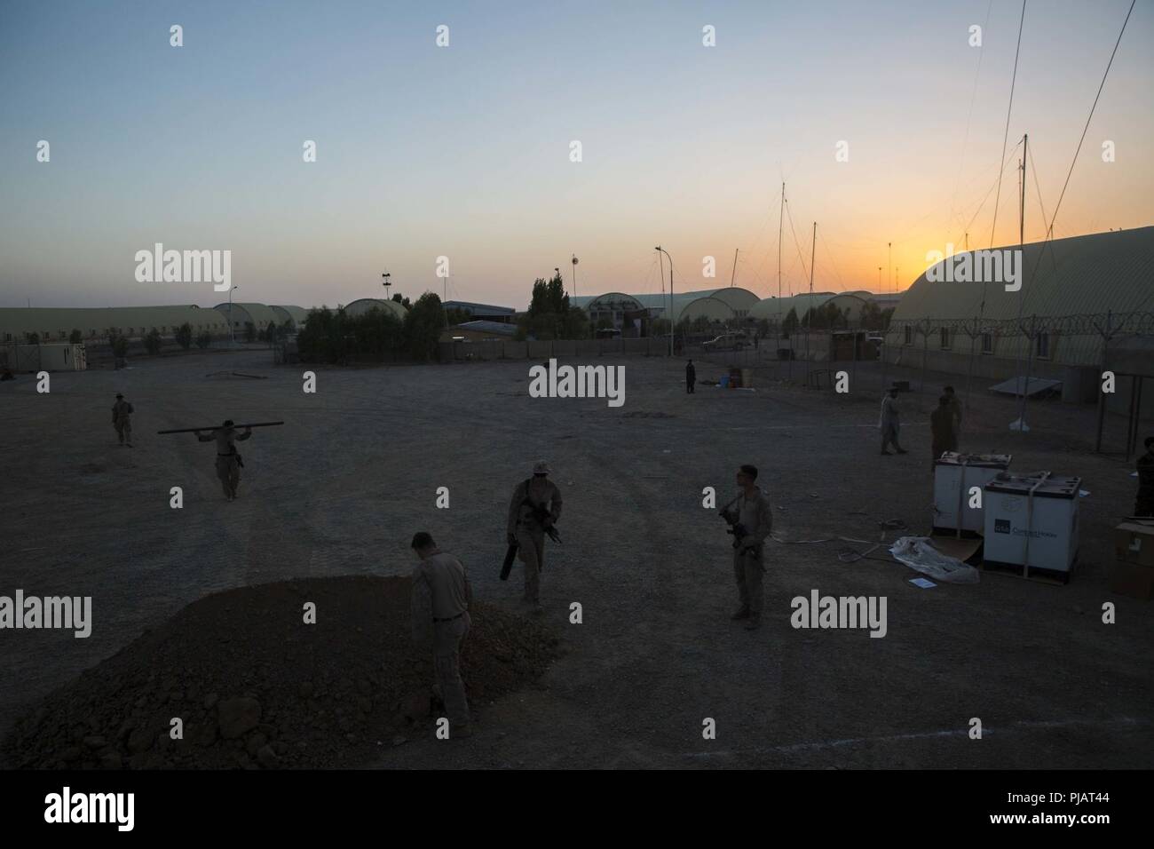 Die PROVINZ NIMROZ, Afghanistan (6. Juli 2018) - US-Marines mit Task Force Südwesten beginnen zur Einrichtung eines sicheren Position während einer expeditionary Beratungsangebot an Operating Base (FOB) Delaram. Us-Marines verbrachte etwa eine Woche auf der Stufe fob Delaram Sicherheit Zusammenkünfte mit führenden Persönlichkeiten aus der Provinz Nimroz durchzuführen und eine Beziehung zu entwickeln und ihre afghanischen nationalen Verteidigungs- und Sicherheitskräfte Kollegen beraten. Stockfoto