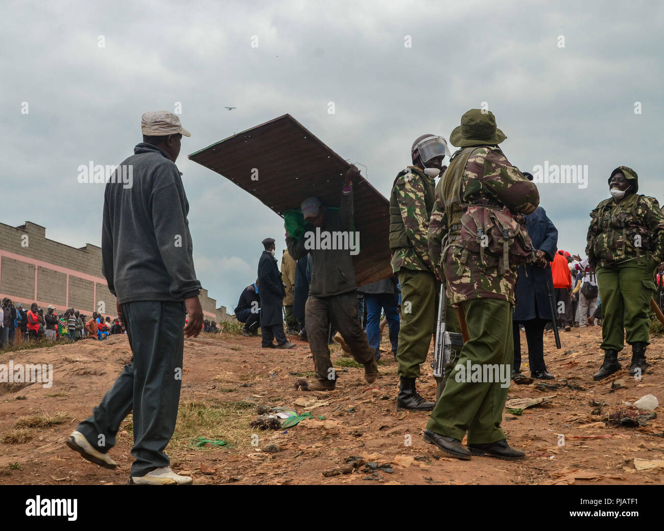 Sicherheitsbeauftragten vor Ort, um sicherzustellen, dass jede Sache auf Plan während der Abbruch geht. Abriss von der Regierung Straßen zu erstellen und die Staus rund um Nairobi einfache Links in Kibera Slums über Zwanzig tausend Familien obdachlos. Die Situation betroffen sind auch einige private nichtstaatliche Organisationen und Schulen in der Umgebung. Stockfoto