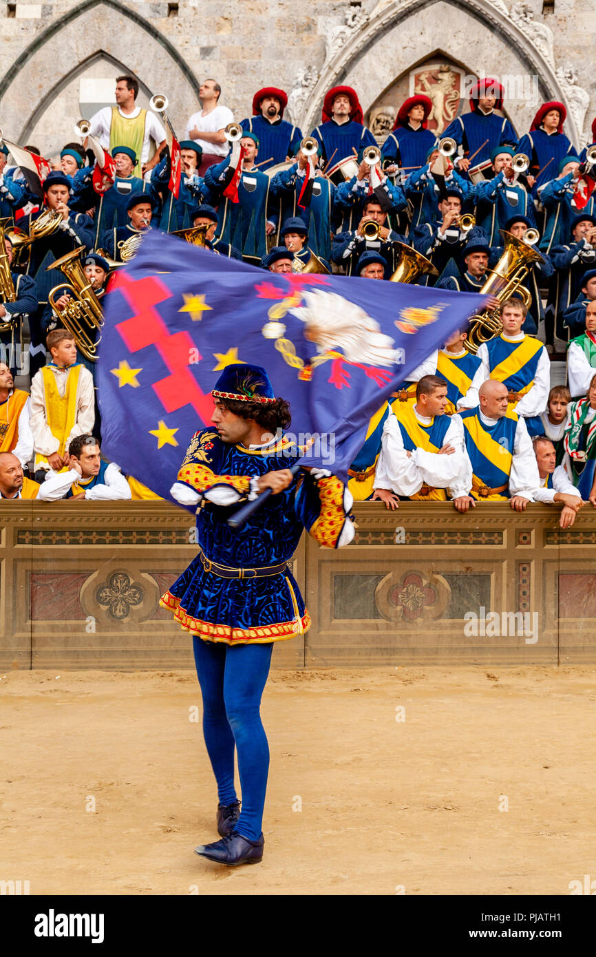 Die Corteo Storico (Historische Prozession) Auf der Piazza Del Campo, den Palio di Siena, Siena, Italien Stockfoto