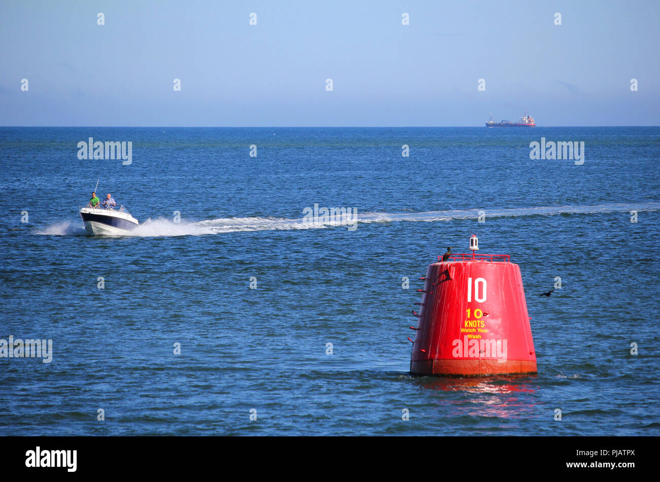 Purbeck, Dorset, Großbritannien - 02.Juni 2018: Motorboot beschleunigt Vergangenheit 10 Knoten Höchstgeschwindigkeit marker Boje Stockfoto