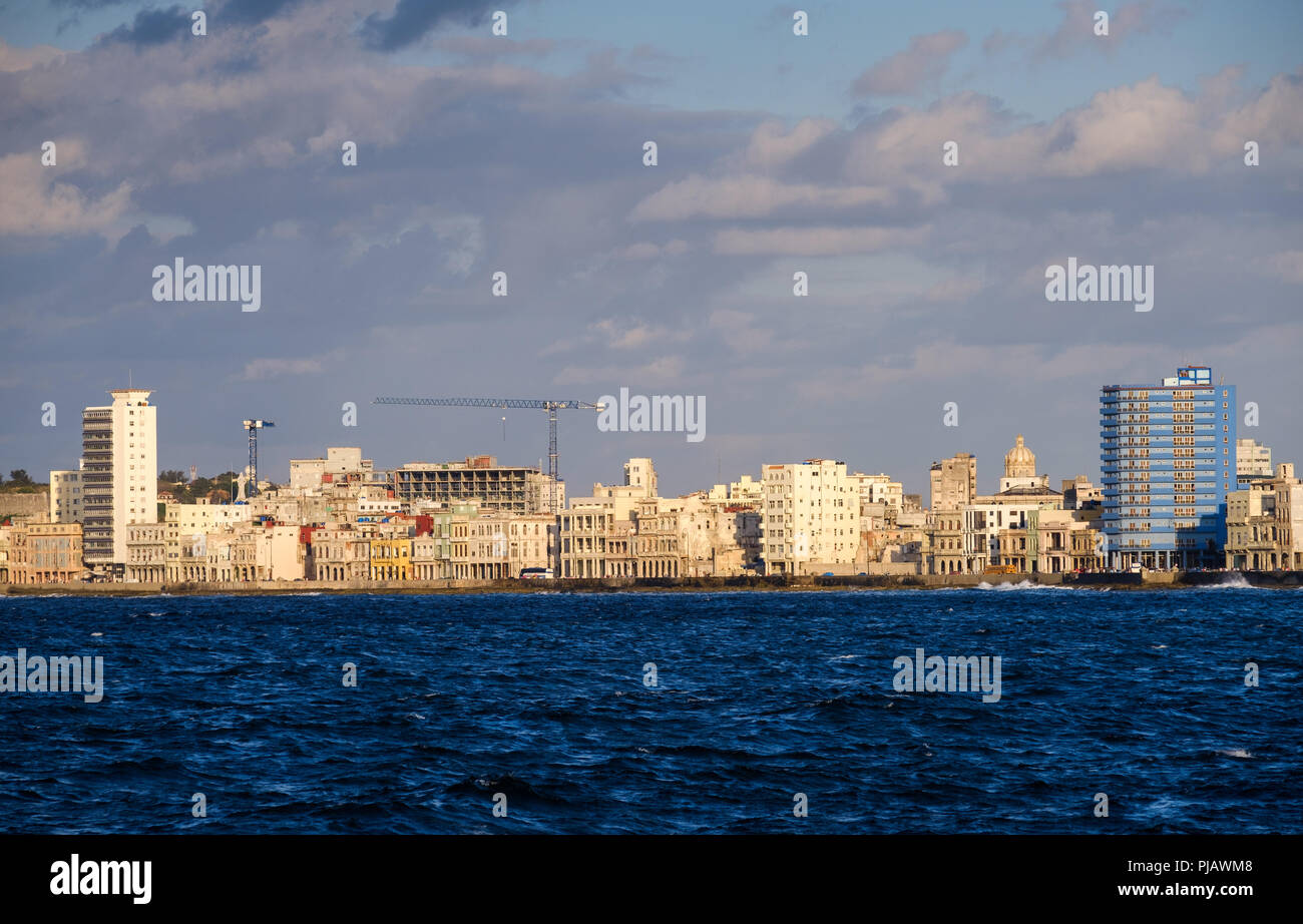 Havanna, Kuba - ca. März 2017: Havanna Skyline und dem Malecon. Eine beliebte Touristenattraktion in Havanna. Stockfoto
