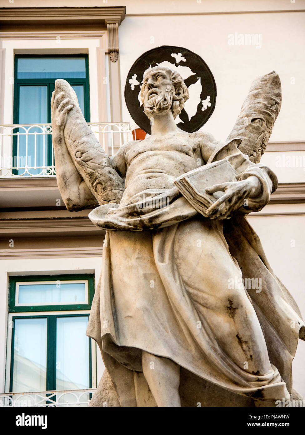 Brunnen in Amalfi, Italien mit der Statue des Hl. Andreas und einige Nymphen und Putten. Es ist außerhalb der Kathedrale von Amalfi im Süden Italiens gelegen. Stockfoto