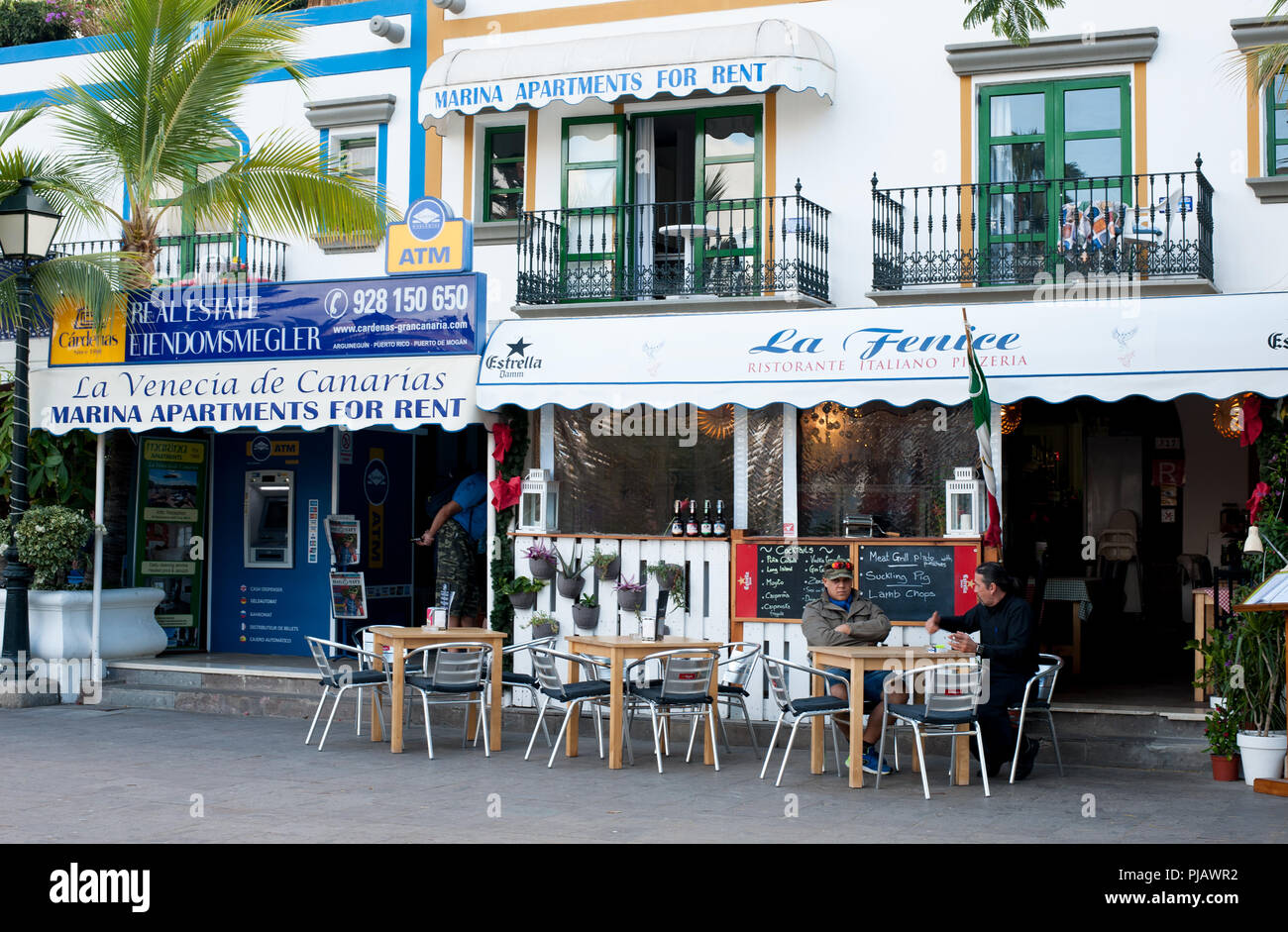 Puerto de Mogan, Gran Canaria, Spanien - 06. Januar 2018. Restaurant an der Hauptstraße in Puerto de Mogan Resort Gran Canaria Stockfoto