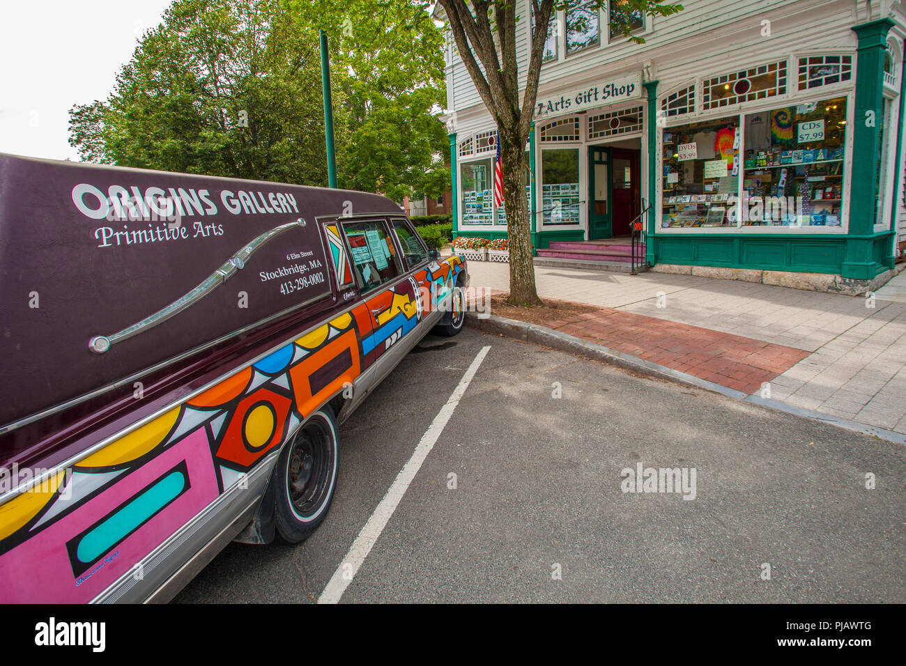 Eine bunt bemalte Leichenwagen auf die Straße an der Kunst Geschenk Shop auf der Main Street in Pittsfield, MA Stockfoto