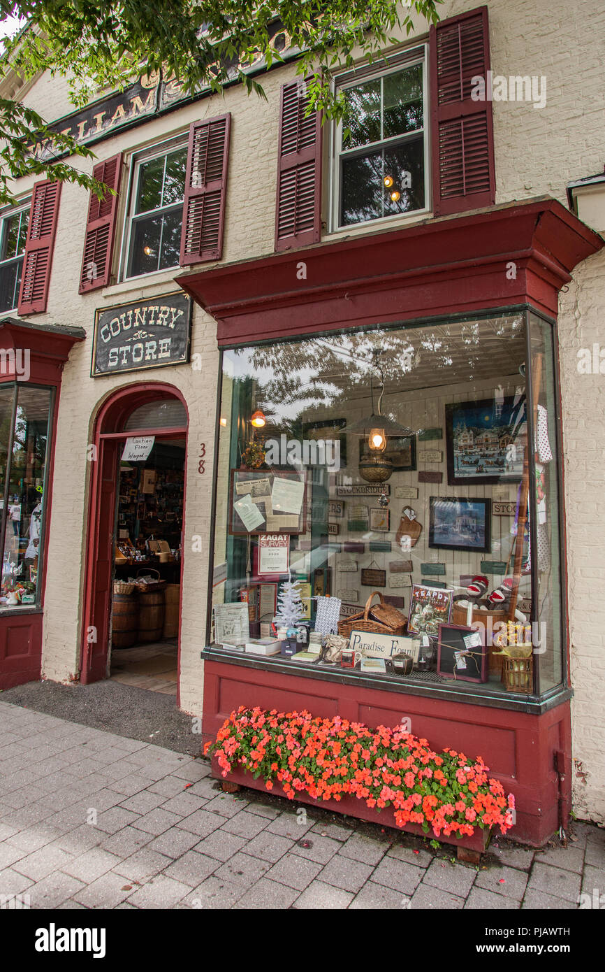 Businsses auf der Main Street in Pittsfield, MA Stockfoto