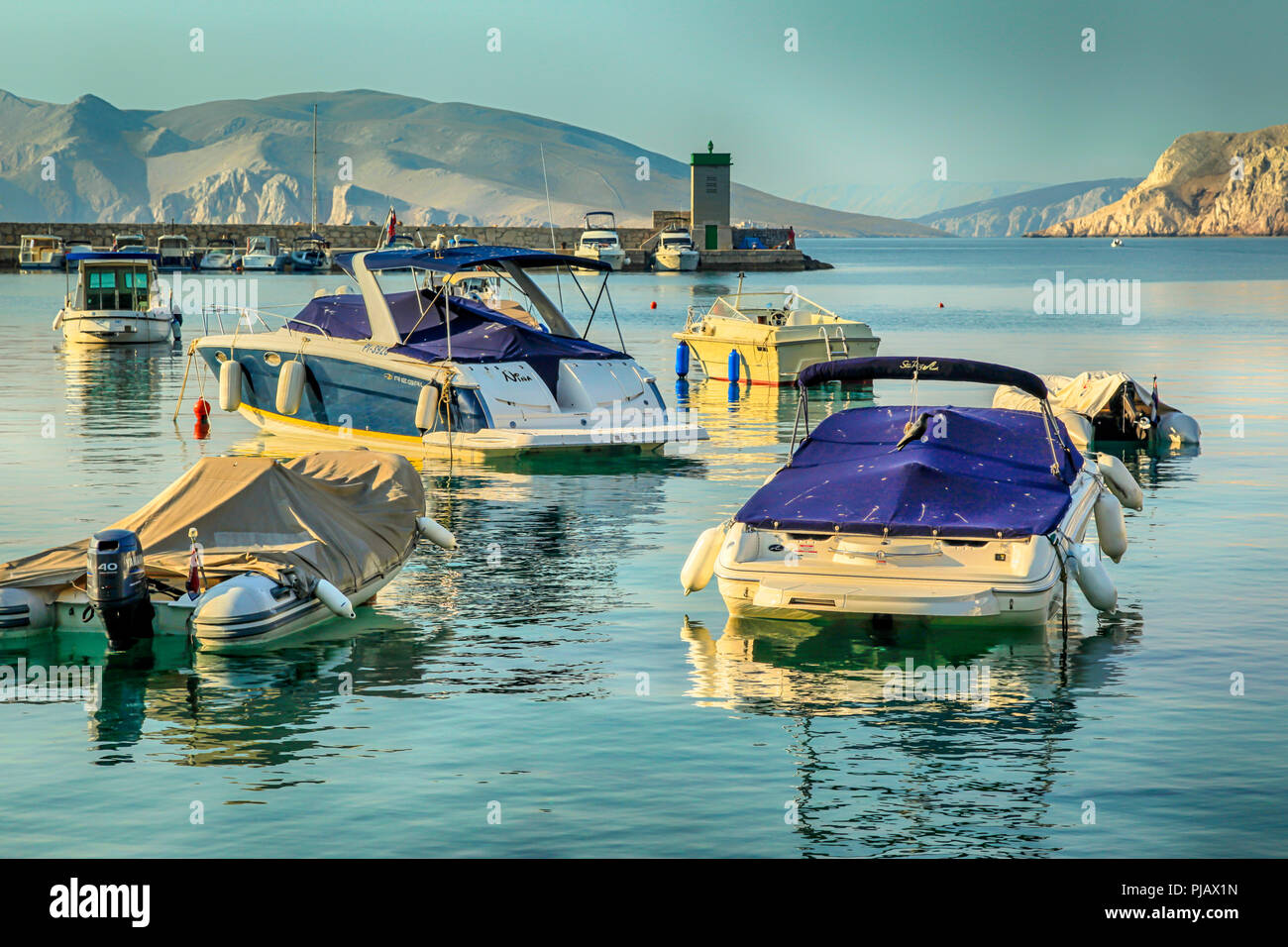 Vielzahl von Booten in der Kroatischen Harbour Village von Baska auf der Insel Krk Stockfoto