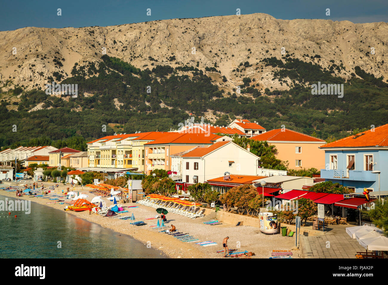 Der kleine Badeort Baska auf der kroatischen Insel Krk in der Adria Stockfoto