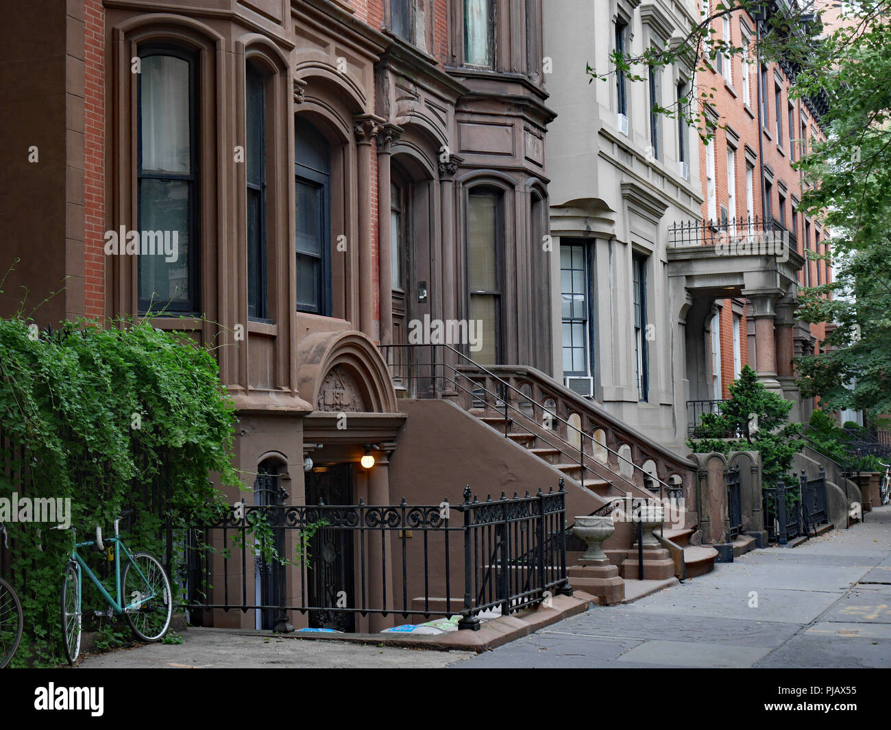 Vordere Schritte von New York brownstone Apartment Gebäude, Brooklyn Heights Stockfoto