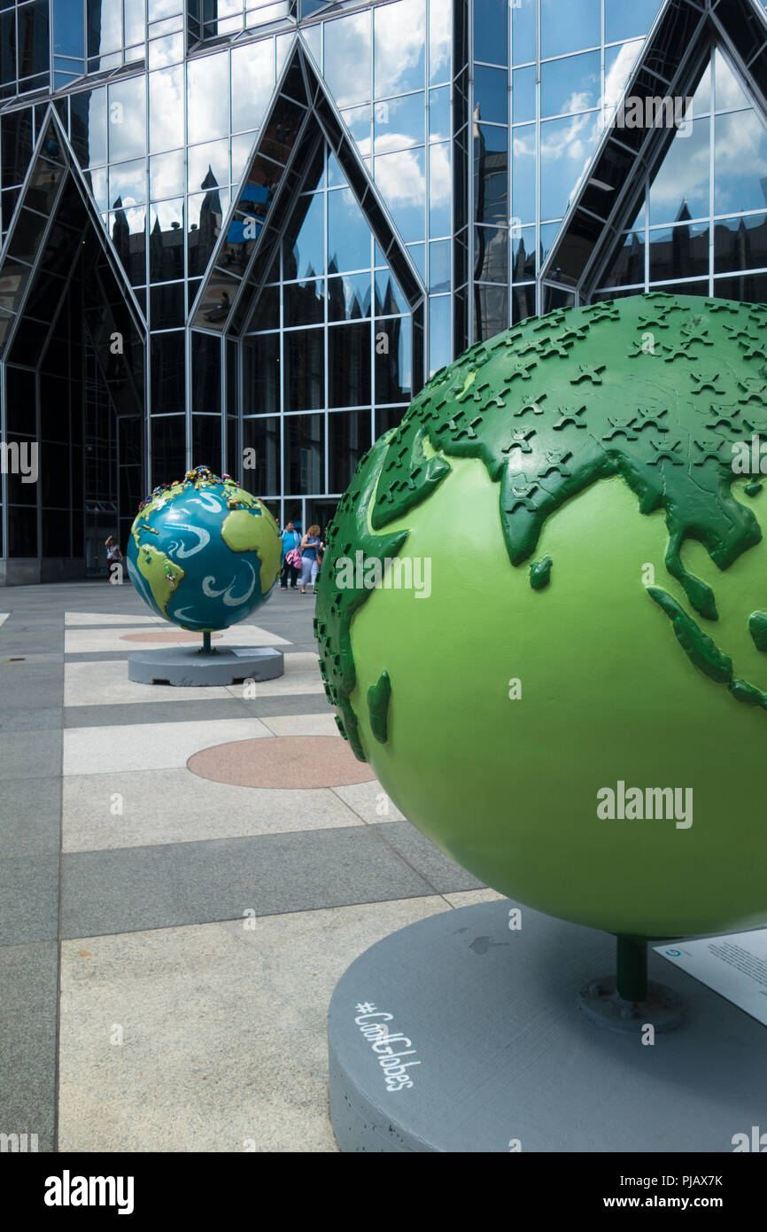 Öffentliche Kunst Ausstellung, "Cool Globes: Heiße Ideen für einen Kühler Planet" in Pittsburgh zum bunten Kugeln zu Lösungen für den Klimawandel fördern Stockfoto