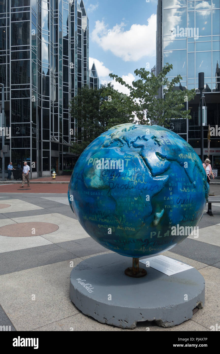 Öffentliche Kunst Ausstellung, "Cool Globes: Heiße Ideen für einen Kühler Planet" in Pittsburgh zum bunten Kugeln zu Lösungen für den Klimawandel fördern Stockfoto