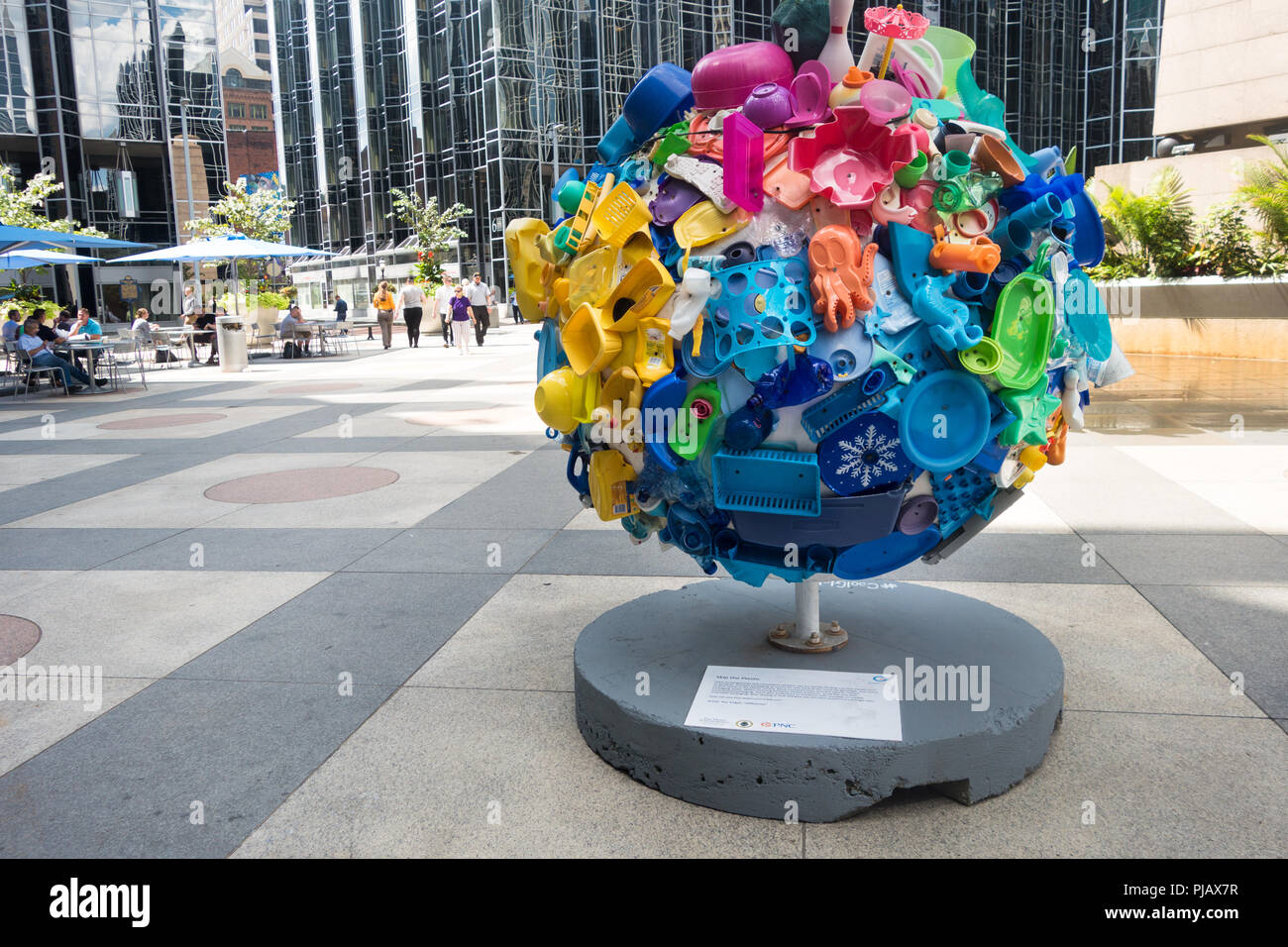 Öffentliche Kunst Ausstellung, "Cool Globes: Heiße Ideen für einen Kühler Planet" in Pittsburgh zum bunten Kugeln zu Lösungen für den Klimawandel fördern Stockfoto