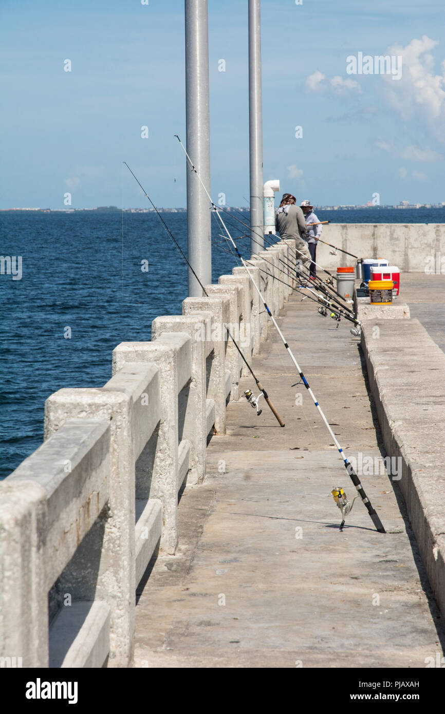 Männer, die Fische auf die Sunshine Skyway Bridge, die Suspension Bridge überspannt die Bucht von Tampa in Florida, USA Stockfoto