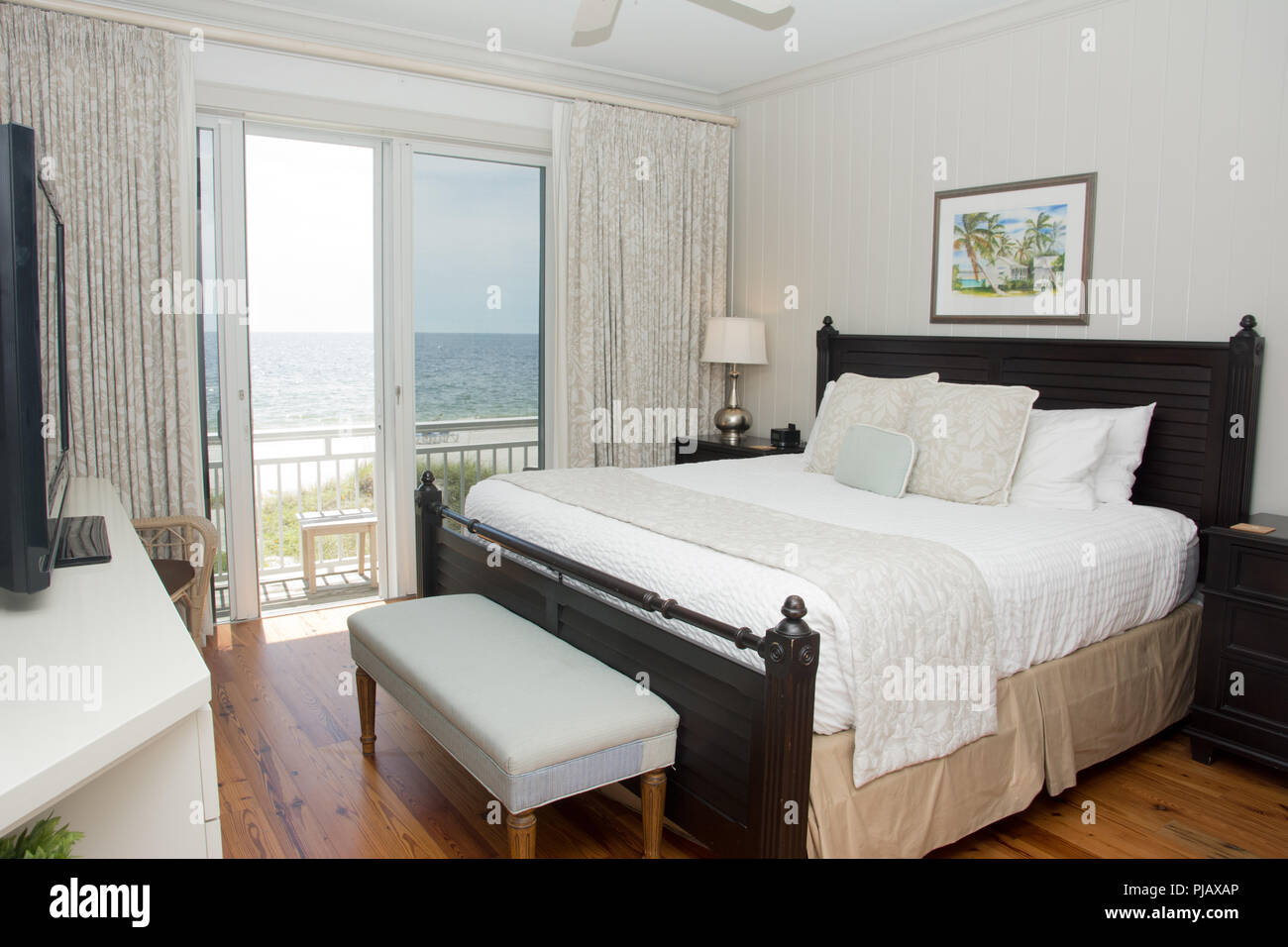 Ein Schuß aus einem Schlafzimmer mit einem Balkon mit Blick auf den Ozean. Stockfoto