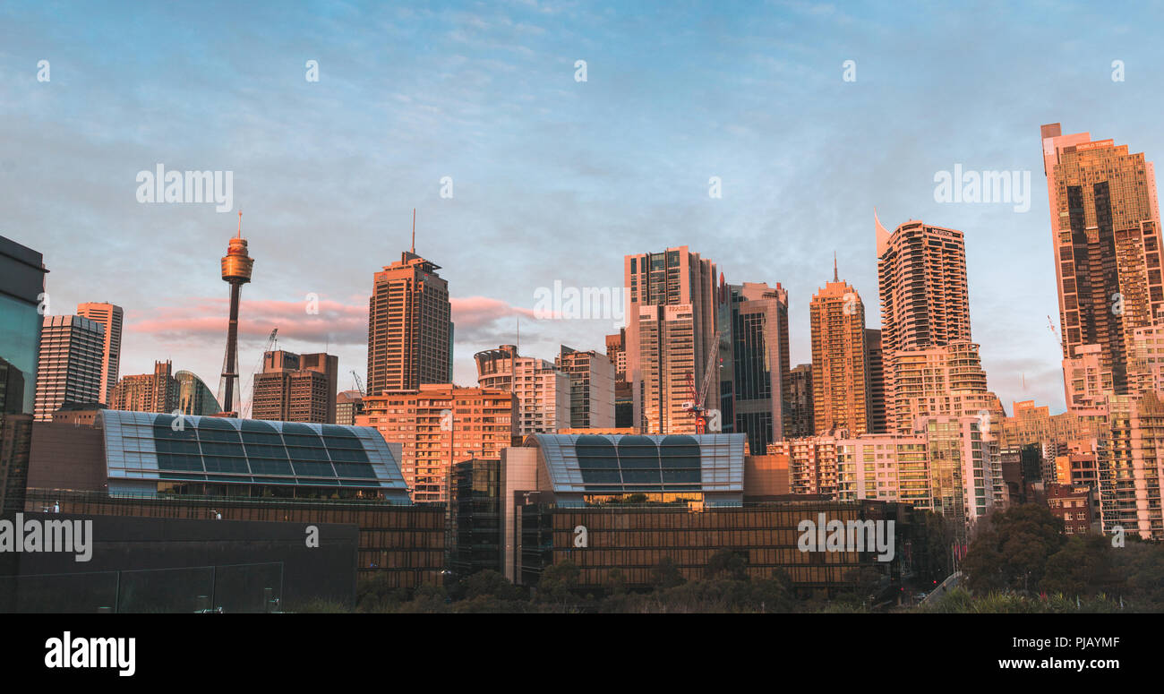 Einen Panoramablick auf die Skyline von Sydney und urbanscape aus Tumbalong Park, Darling Harbour. Stockfoto