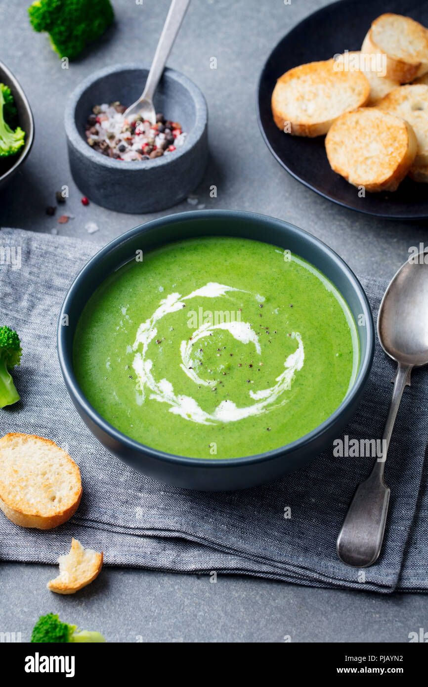 Broccoli creme Suppe in einer Schüssel mit geröstetem Brot. Grünes Konzept gehen Stockfoto