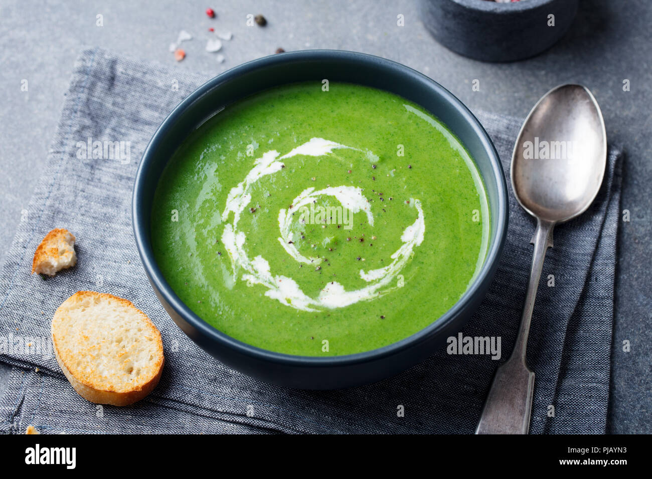 Broccoli creme Suppe in einer Schüssel mit geröstetem Brot. Grünes Konzept gehen Stockfoto