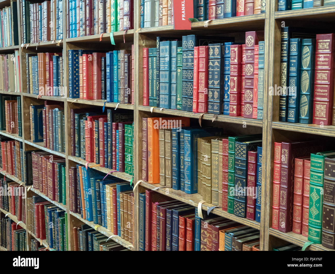 Stapel von klassischen Bücher, die in den Aktionsbereich Buchhandlung in New York Stockfoto