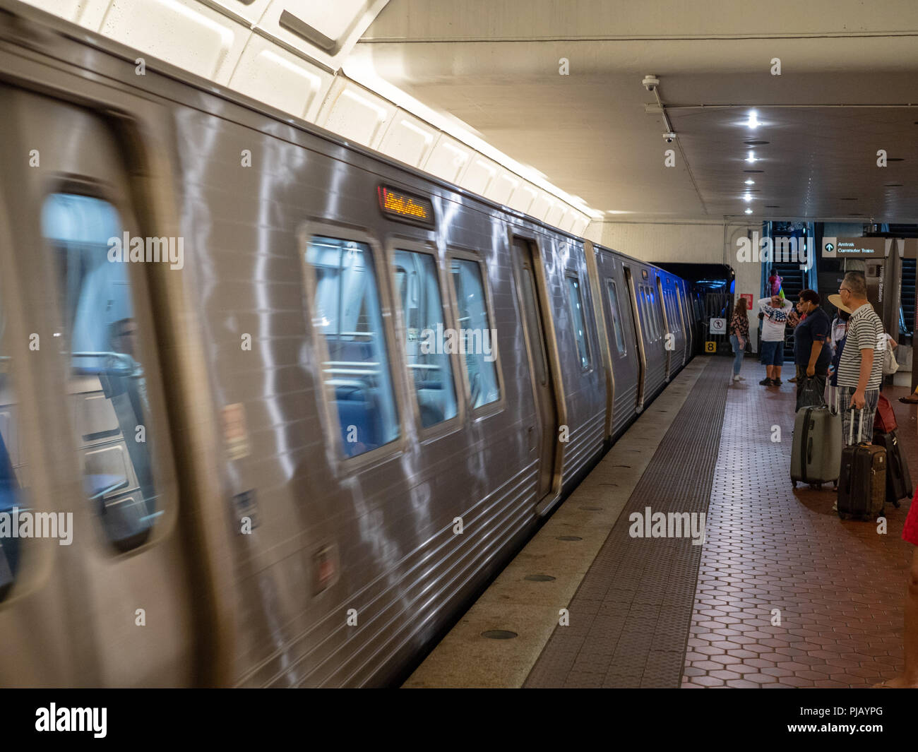 WMATA U-Serie 7000 Zug Zoomen von Fahrgästen zu Shady Grove Stockfoto