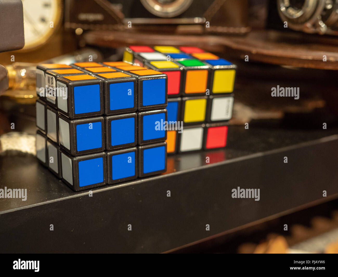 Zwei Rubik's Cube sitzen zum Verkauf in einem Antiquitätenladen um andere Eigenartigkeiten Stockfoto