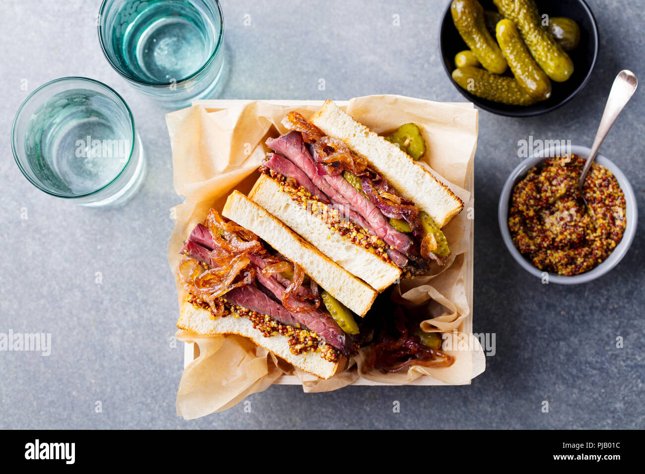 Sandwich mit Roastbeef in Holzkiste. Ansicht von oben. Stockfoto