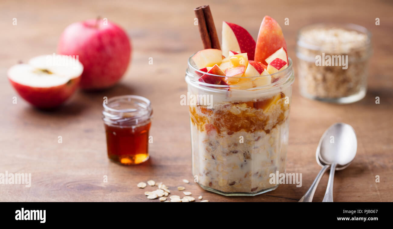 Über Nacht Hafer, Bircher Müsli mit Apfel, Zimt und Honig. Holz- Hintergrund. Stockfoto