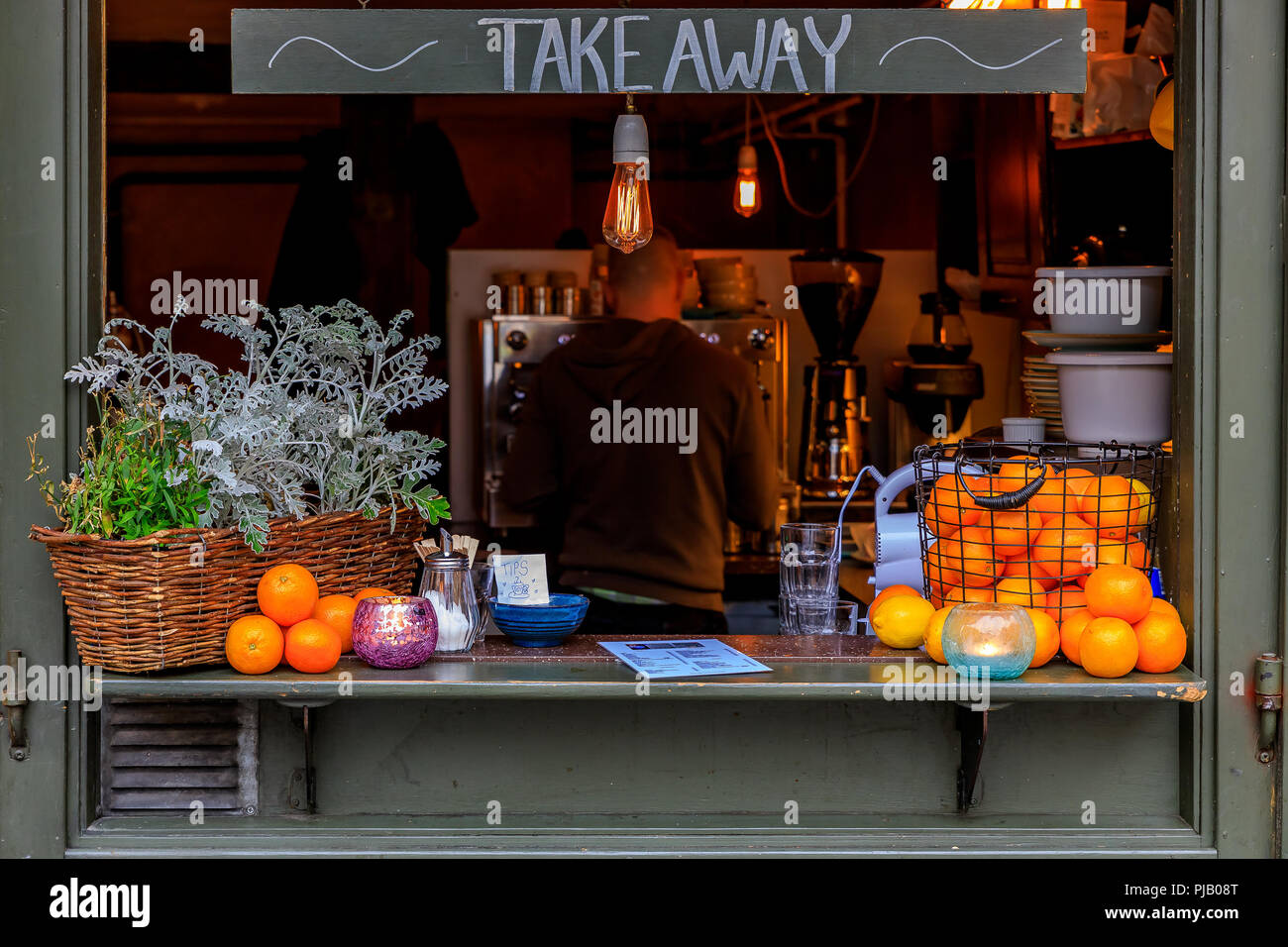 Stockholm, Schweden, 26. Oktober 2017: Café am berühmten Platz Stortorget im Herzen der Altstadt Gamla Stan. Stockfoto