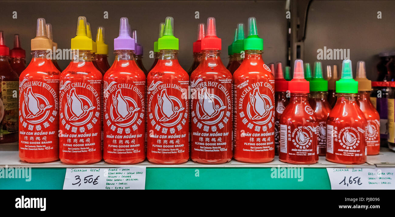 Leuven, Belgien - 19. Januar 2015: Flaschen verschiedener Aromen von Sriracha Hot Chili Sauce von Flying Goose Brand. Sriracha ist die beliebteste Hot s Stockfoto