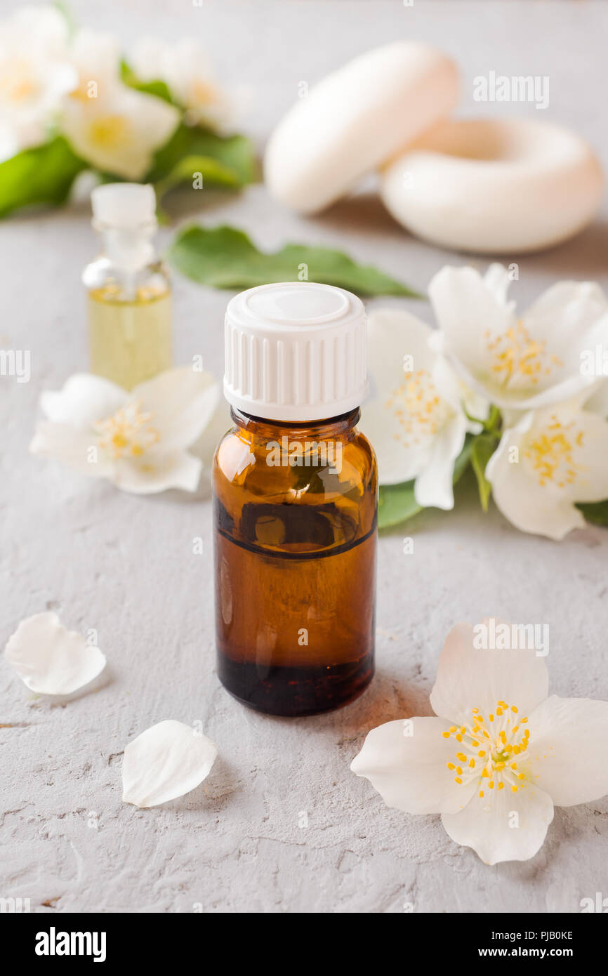 Jasminöl. Aromatherapie mit Jasmin Öl und Seife. Jasmin Blume. Stockfoto