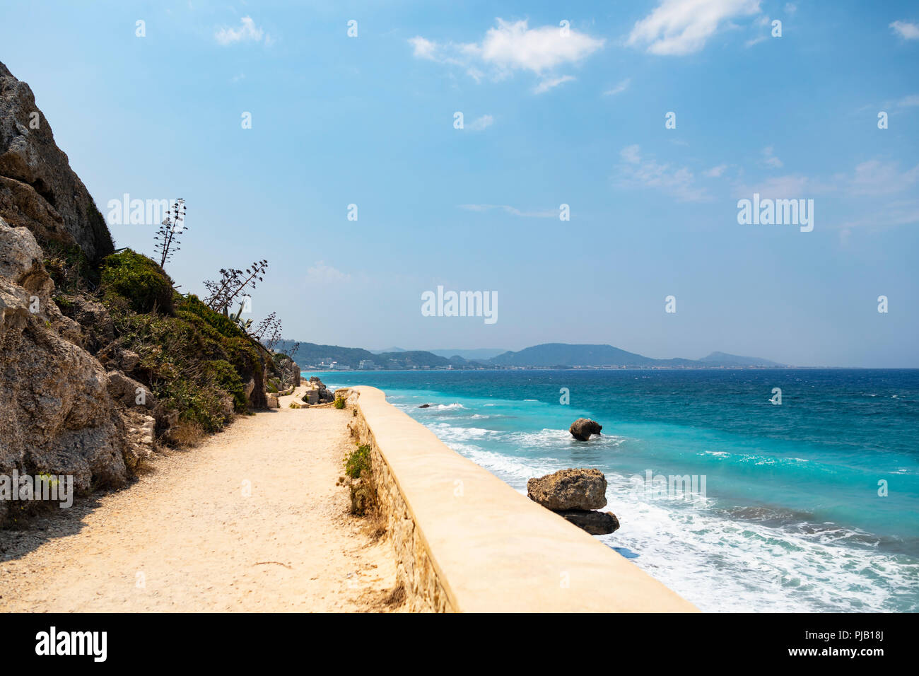 Landschaft Blick auf die verträumte Azure türkis Meer um die griechische Insel Rhodos in Griechenland, Europa. Stockfoto