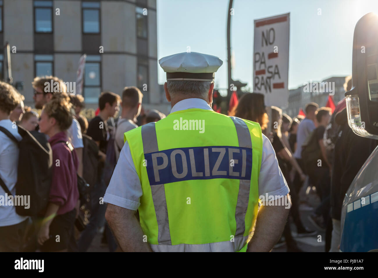 Polizisten beobachten Anti rassistische Demonstranten in Hamburg. 10.000 Menschen demonstrierten gegen einen Einsatz von 176 rascists. Stockfoto
