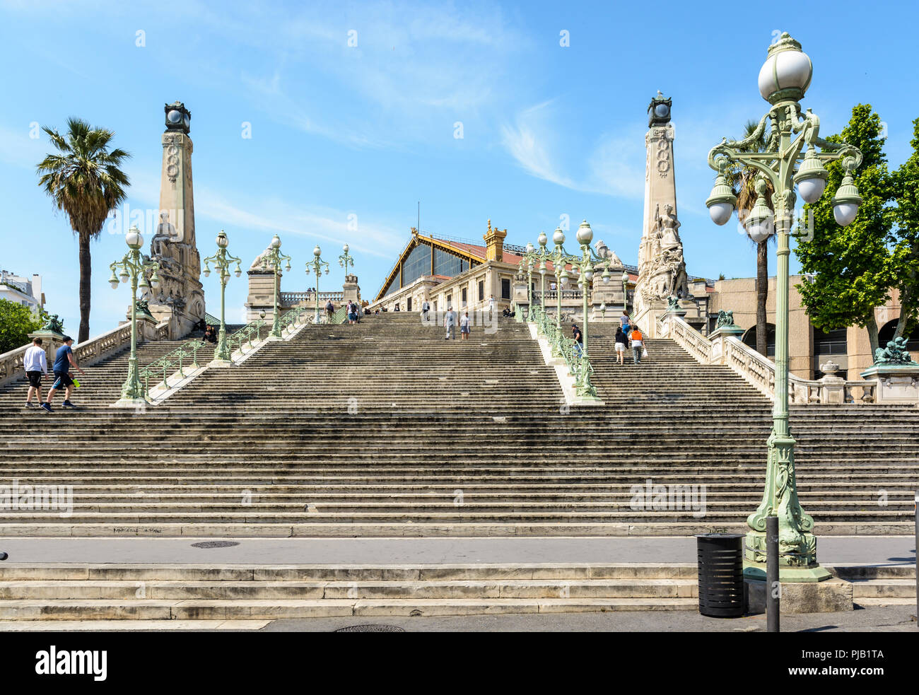 Die monumentale Treppe der Bahnhof Saint-Charles in Marseille, Frankreich, mit seinen Masten, Statuen, Skulpturen Gruppen und Art déco-Street. Stockfoto