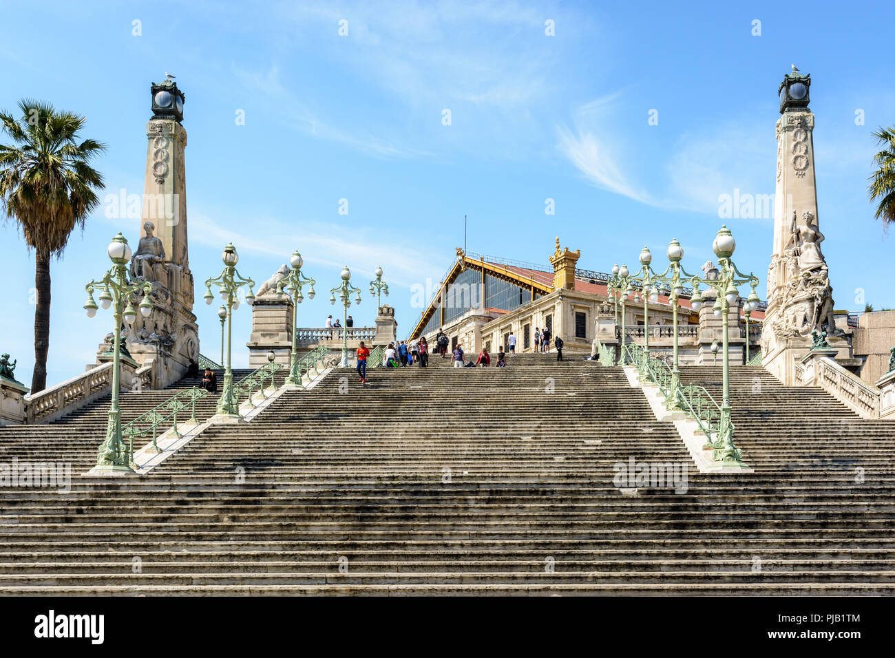 Die monumentale Treppe der Bahnhof Saint-Charles in Marseille, Frankreich, mit seinen Masten, Statuen, Skulpturen Gruppen und Art déco-Street. Stockfoto