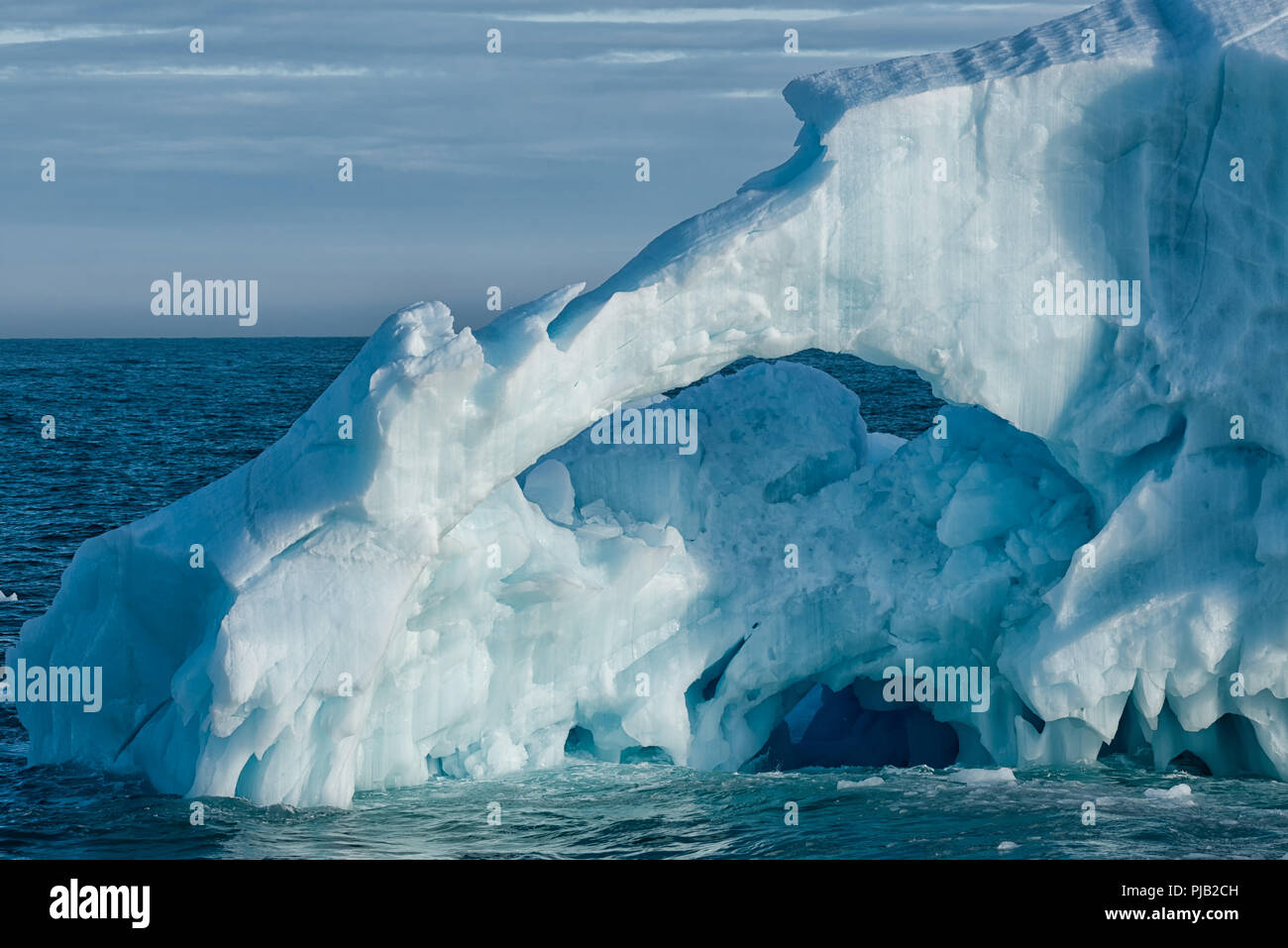 Nahaufnahme eines schmelzenden Eisbergs in der Nähe von Bråsvellbreen, der arktischen Eiskappe Austfonna , Nordaustlandet, Svalbard-Archipel, Norwegen Stockfoto