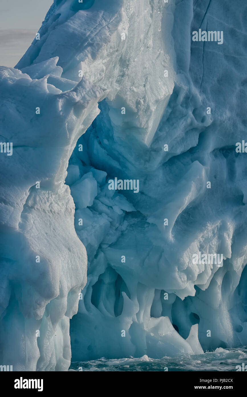 Nahaufnahme eines schmelzenden Eisbergs in der Nähe von Bråsvellbreen, der arktischen Eiskappe Austfonna , Nordaustlandet, Svalbard-Archipel, Norwegen Stockfoto