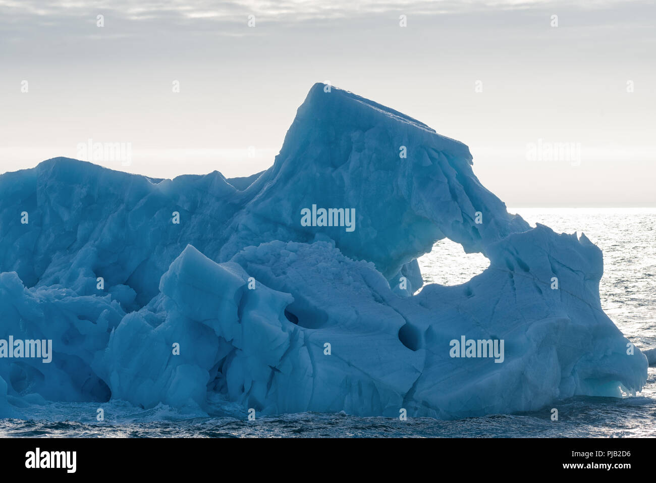 Nahaufnahme eines schmelzenden Eisbergs in der Nähe von Bråsvellbreen, der arktischen Eiskappe Austfonna , Nordaustlandet, Svalbard-Archipel, Norwegen. Stockfoto Nahaufnahme eines schmelzenden Eisbergs in der Nähe von Bråsvellbreen, der arktischen Eiskappe Austfonna , Nordaustlandet, Svalbard-Archipel, Norwegen. Stockfoto