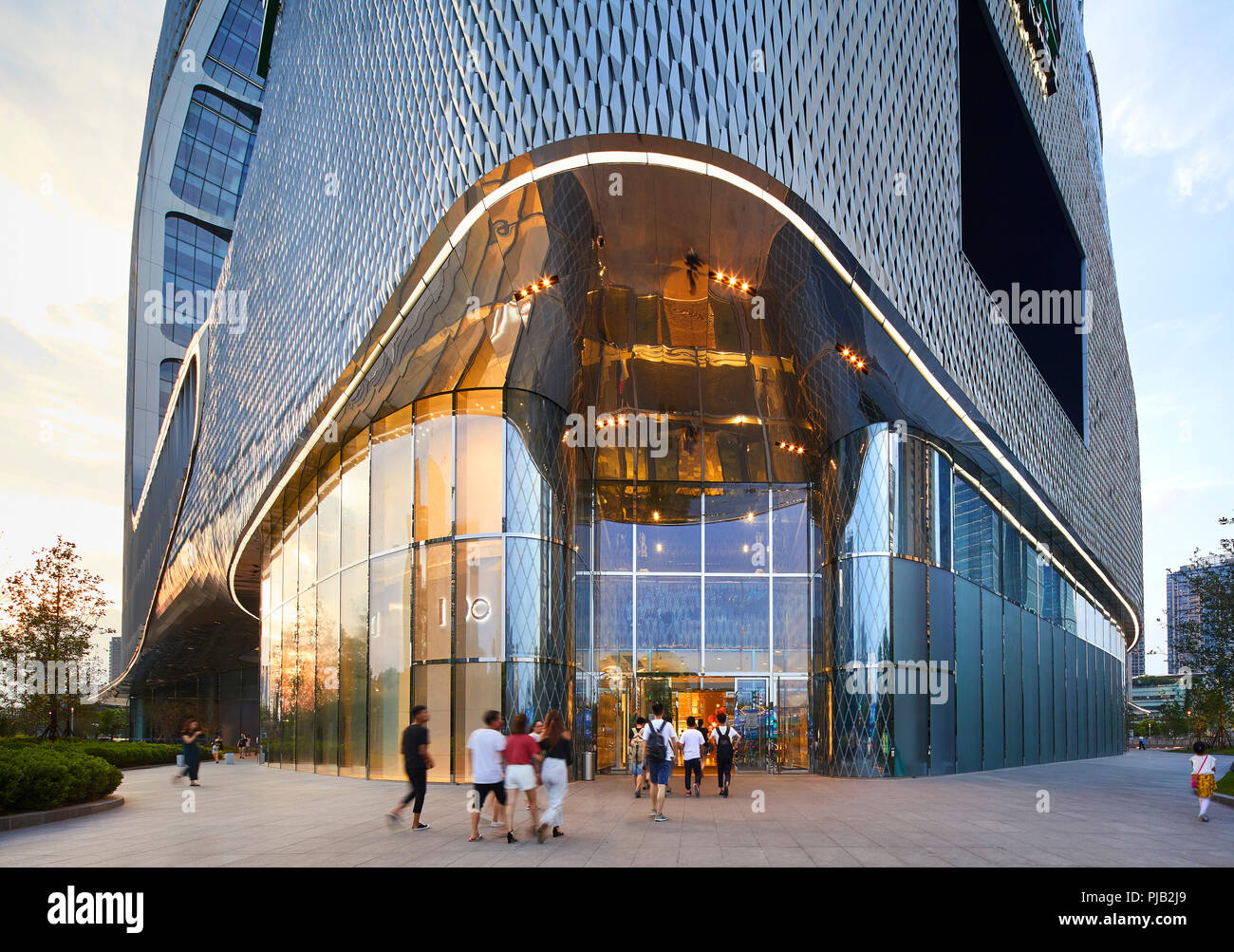 Außenansicht Eingang. Raffles City Hangzhou, Hangzhou, China. Architekt: UNStudio, 2017. Stockfoto