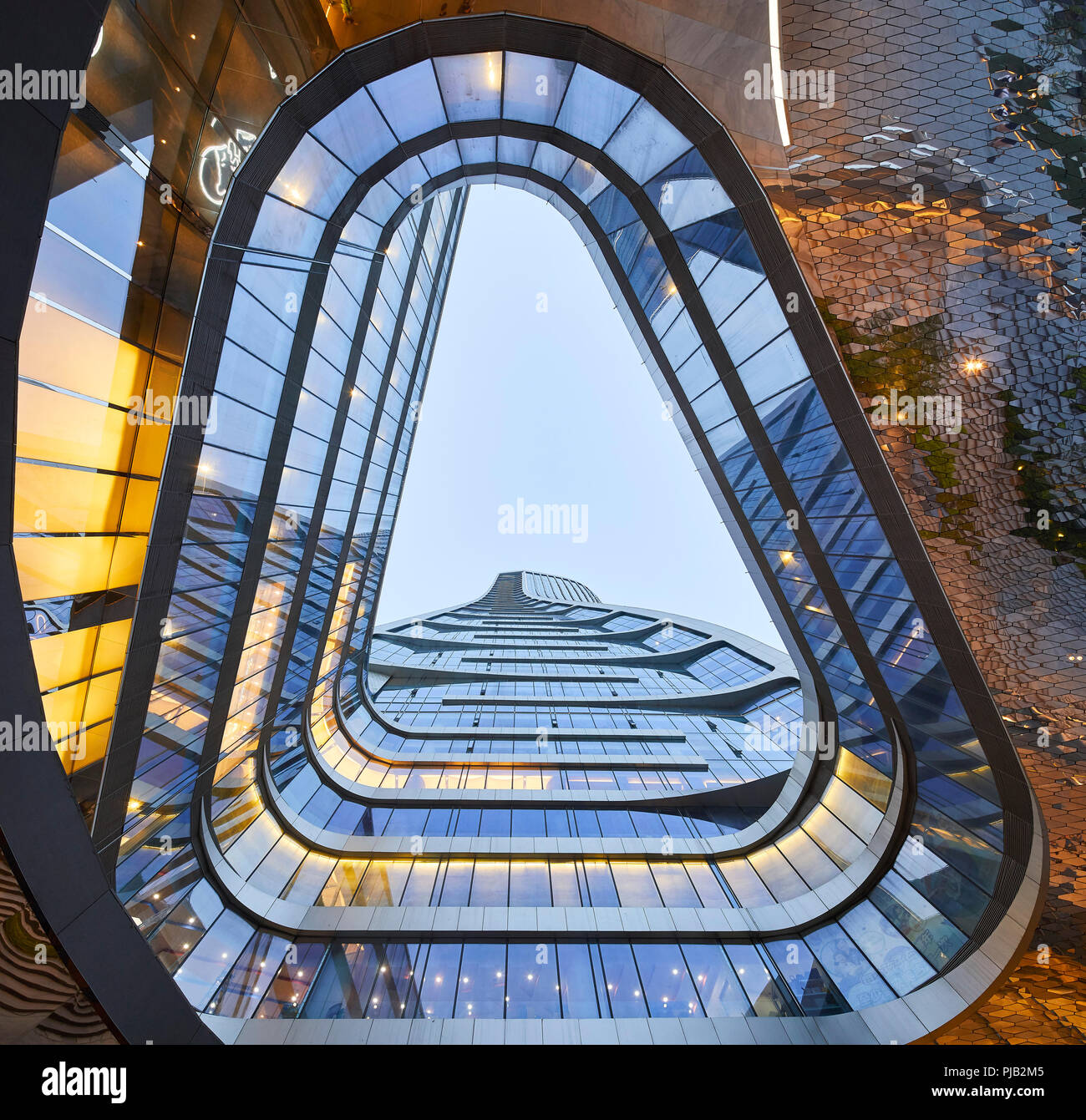 Ansicht von unten. Raffles City Hangzhou, Hangzhou, China. Architekt: UNStudio, 2017. Stockfoto