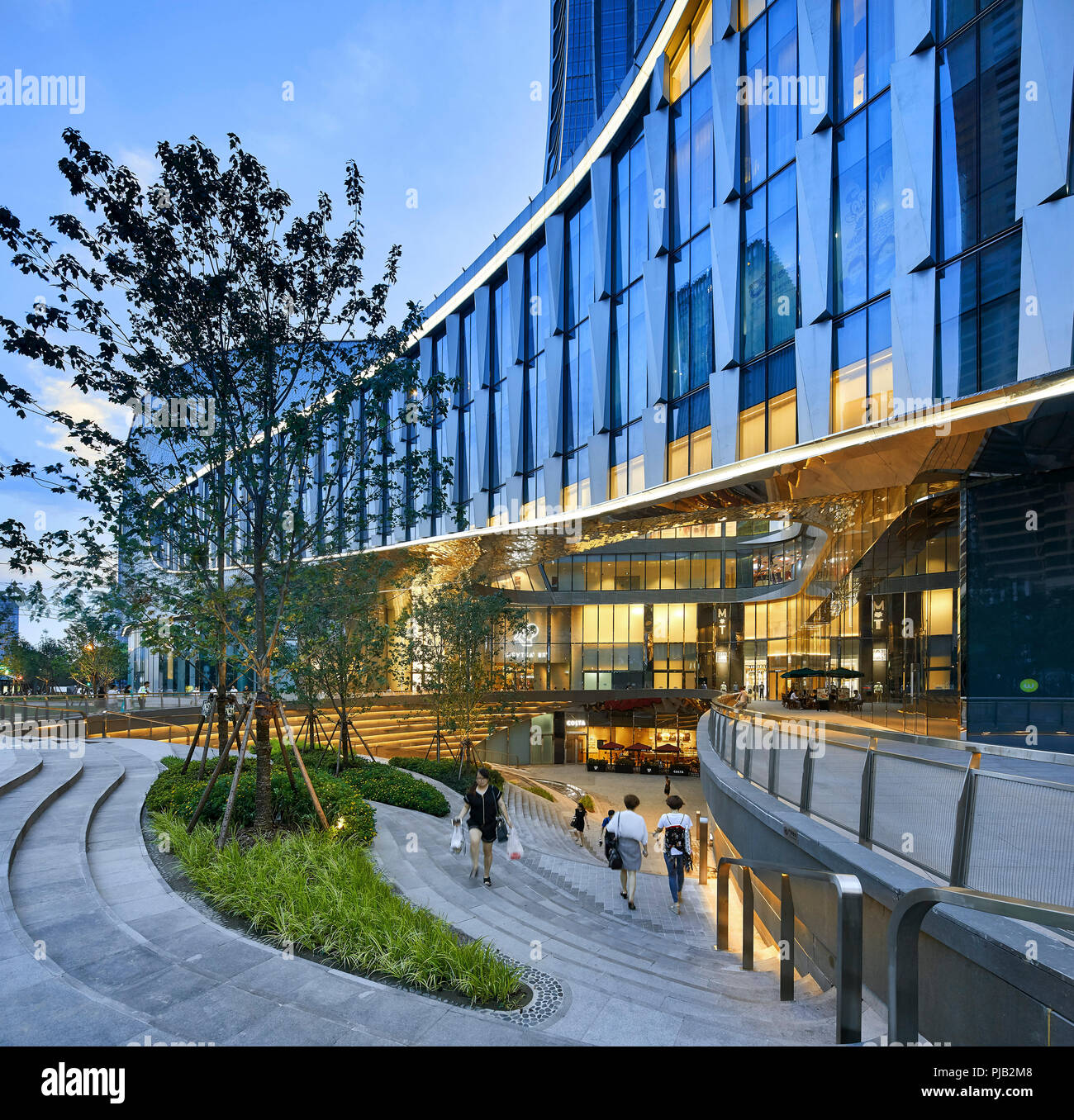 Außenansicht. Raffles City Hangzhou, Hangzhou, China. Architekt: UNStudio, 2017. Stockfoto