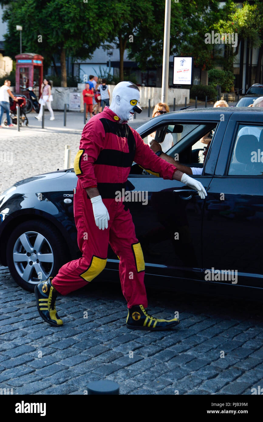 Fisura der Clown Auftritt in Braga Stadt für Noite Branca Veranstaltung in Portugal. Clown leben in einem Auto herumClowning Eingabe. Stockfoto