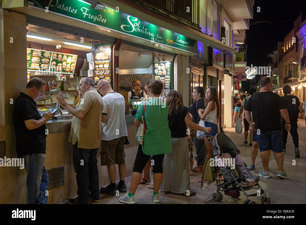 Fast Food Kiosk mit Kunden Queuing in Sitges, Spanien Stockfoto