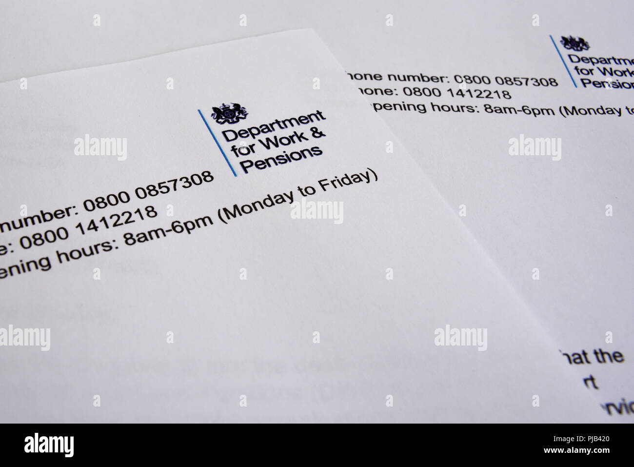 Ministerium für Arbeit und Renten Schreibarbeit Dokumente. Britische UK DWP Regierung Papiere. Schreiben Überschrift mit Kamm Stockfoto