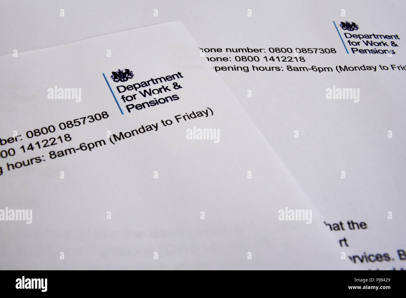 Ministerium für Arbeit und Renten Schreibarbeit Dokumente. Britische UK DWP Regierung Papiere. Schreiben Überschrift mit Kamm Stockfoto