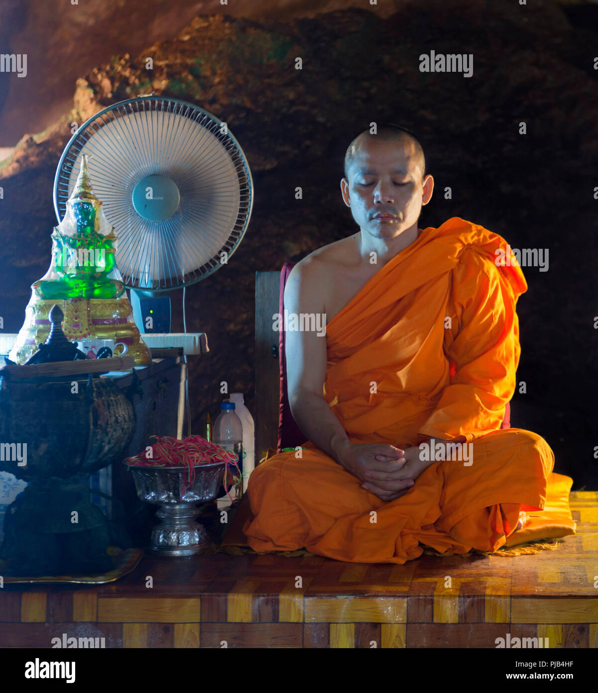 Buddhist monk meditating -Fotos und -Bildmaterial in hoher Auflösung ...