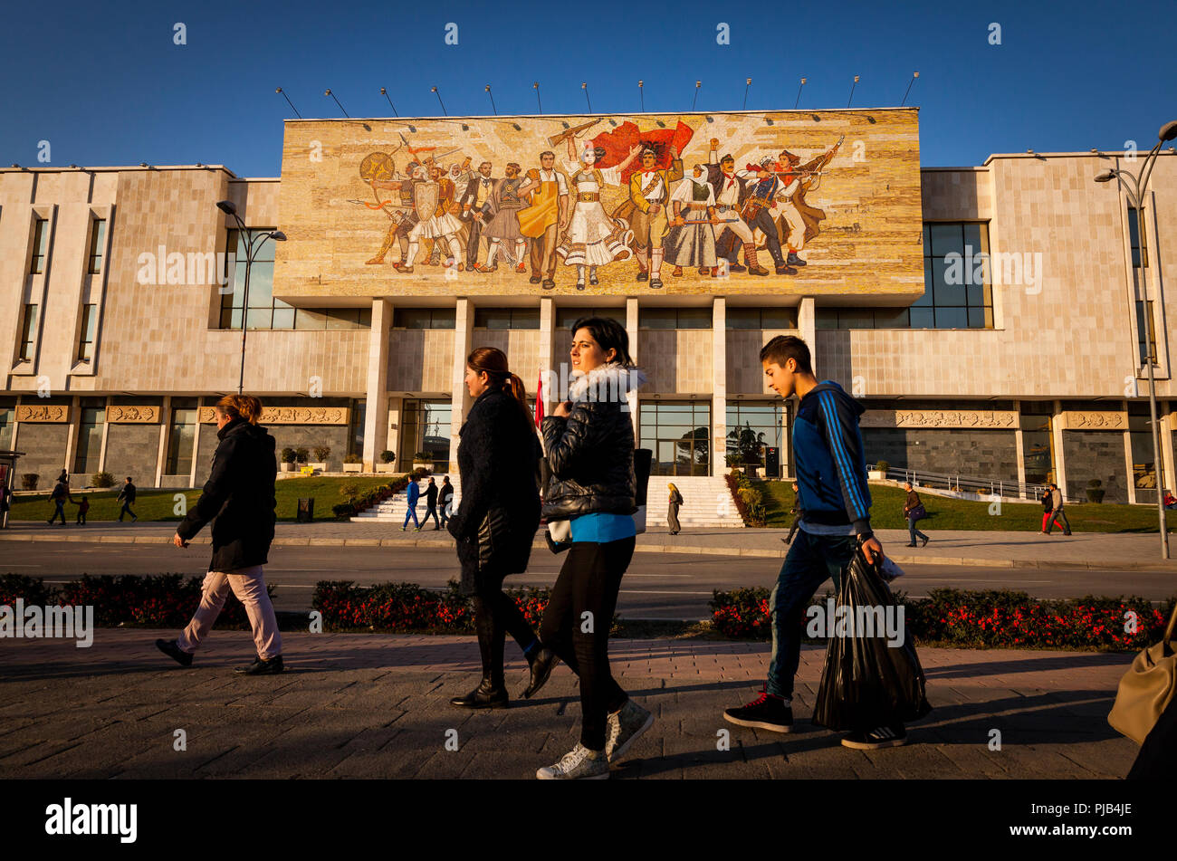 Fassade des National History Museum in Skanderbeg Square in Tirana, Albanien. Stockfoto