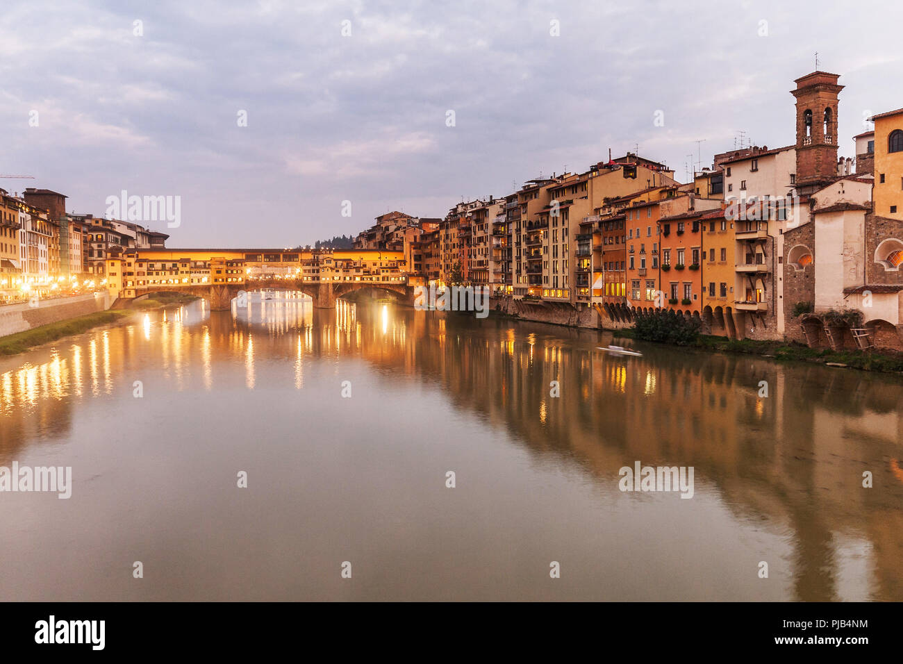 Panorama von Ponte Vecchio, der berühmten Brücke in Florenz, Italien, Aufnahme bei Dämmerung, nach Sonnenuntergang Stockfoto