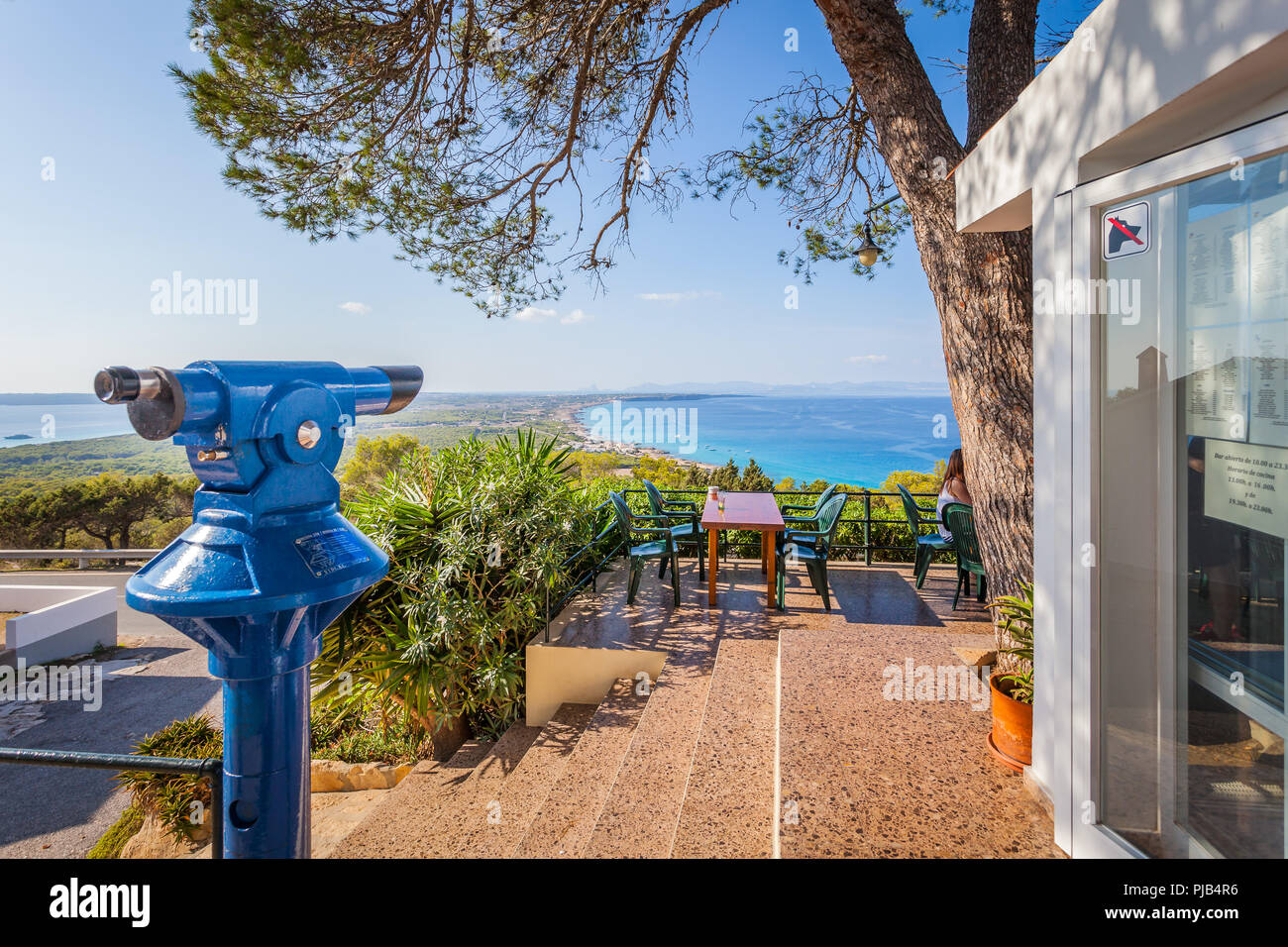 FORMENTERA, Spanien - 04 April, 2014: Blick vom Restaurant auf dem Hügel auf Panorama der Insel, Balearen Stockfoto